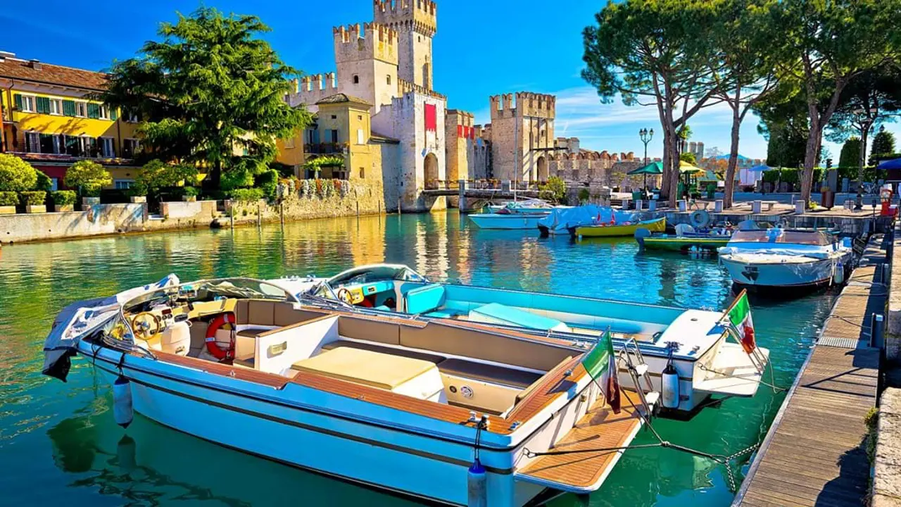 Sh 649612645 Lago Di Garda Sirmione Italy